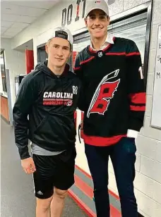  ?? Foto: archiv ?? S Isnerem John Isner (vpravo) je fanouškem Carolina Hurricanes, a tak si Martin Nečas mohl zkusit, jak těžké je returnovat jeho servis.