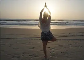  ??  ?? YOGA. Särskilt på södra Goa är stränderna oändligt långa och rätt så folktomma. Du hittar garanterat ett ställe att meditera på eller yoga på i fred.