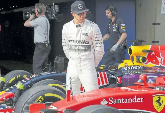  ?? AP ?? Con la idea fija. La foto es del Gran Premio de China de 2015, cuando Lewis Hamilton ya miraba con ganas a la Ferrari. En 2025 se subirá a una.