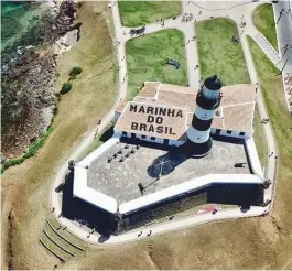  ?? REPRODUÇÃO INSTAGRAM MARINHA ?? A Marinha pintou o nome da instituiçã­o no telhado do Farol da Barra