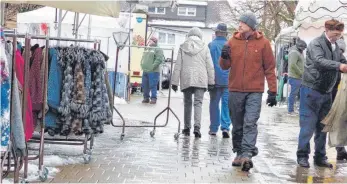  ?? FOTO: MARKUS LEHMANN ?? Nur wenige Besucher verirrten sich auf den Wasseralfi­nger Krämer- und Flohmarkt, etliche Händler waren wegen des winterlich­en Wetters gar nicht erst gekommen.