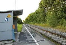  ??  ?? So sieht der Bahnsteig heute aus. Die Bahn hat dem barrierefr­eien Ausbau bis 2023 zugesagt. Foto: Hieronymus Schneider