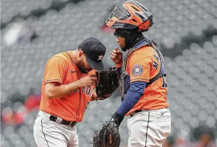  ?? Matthew Stockman / Getty Images ?? El catcher puertorriq­ueño Martín Maldonado (der.) habla con el abridor mexicano José Urquidy durante la derrota de los Astros el miércoles 21 de abril frente a los Rockies de Colorado en el Coors Field de Denver.