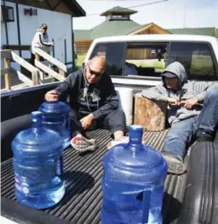  ??  ?? Members of Grassy Narrows First Nation drink bottled water because their water system is considered contaminat­ed by mercury.