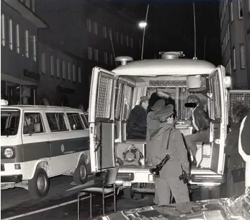  ?? Archivfoto: Anne Wall ?? Großeinsat­z in der Ludwigstra­ße: Im Februar 1990 gab es eine Großrazzia in der Park Erlebnis Gastronomi­e in den damaligen Ludwigpass­agen.