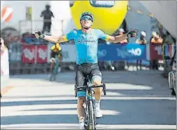  ?? FOTO: PENTAPHOTO ?? Luis León Sánchez celebra su victoria en las calles de Lienz