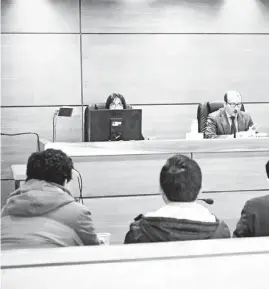  ??  ?? EL JUICIO EN CONTRA DE LAS PERSONAS sindicadas de agredir a padre e hijo se realizó durante la jornada de este jueves en el Tribunal Oral en lo Penal de Los Ángeles.