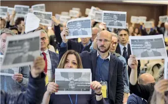  ??  ?? La foto di Gabriele Del Grande, fermato in Turchia, mostrata al congresso della Federazion­e nazionale della Stampa