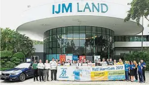  ??  ?? ▲“2017年IJM Land Run半程馬拉松賽”將於星期日盛大舉行，為打造健康社區作出努­力；前排左十為IJM Land中馬區高級總­經理拿督胡天成。