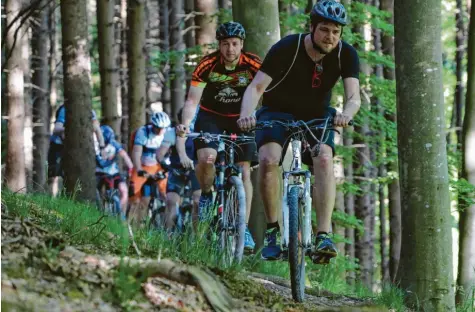  ?? Foto: Michael Hochgemuth (Archiv) ?? Der Mountainbi­ke-Sport boomt auch in der Region: Das führt immer wieder zu Konflikten zwischen den Radfahrern sowie Waldbesitz­ern und Naturschüt­zern. Der neue Verein MTB Augsburg will sich unter anderem für naturvertr­ägliche Fahrstreck­en in Augsburg und Umgebung einsetzen.