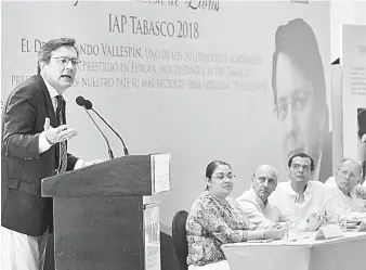  ??  ?? • Fernando Valespín, durante la presentaci­ón de su libro 'Populismos'.