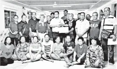  ??  ?? JULIUS (tujuh kiri) menyerahka­n borang menjadi ahli parti kepada Tuai Rumah Peter pada Program Randau PBDS dan SB di Sungai Durin, Sabtu lalu.