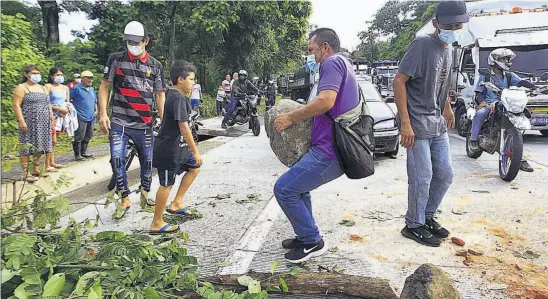  ??  ?? 1 2 1 El cierre duró un aproximado de ocho horas, como medida de protesta por el incremento del pasaje. 2 Colapsado. Automovili­stas se vieron afectados en el cierre y tuvieron que esperar en una fila que se extendía varios kilómetros.