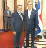  ?? FE ?? El presidente Luis Abinader posa junto a Junior Noboa tras la importante noticia.