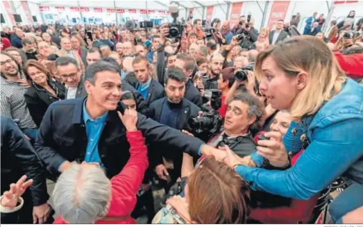  ?? MARCIAL GUILLÉN / EFE ?? Una simpatizan­te saluda a Pedro Sánchez durante el acto en el que el presidente del Gobierno participó ayer en Murcia.