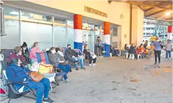  ?? ?? En IPS Central, familiares se agolpan frente a las salas de internació­n para asistir a sus pacientes.