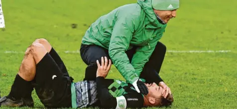  ?? Foto: Walter Brugger ?? Trainer Stefan Anderl bedankt sich bei Maximilian Braun, der erschöpft, aber glücklich am Boden liegt. Der Kapitän hatte zuvor sein erstes Bayernliga-Tor überhaupt erzielt und den FC Gundelfing­en damit zum Sieg gegen den TSV Landsberg geschossen.