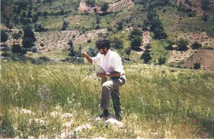  ??  ?? Gordon Hillman collects wild einkorn grain near the Can Hasan site in Turkey in 1971. He was a founder of archaeobot­any and an expert on Neolithic foods.