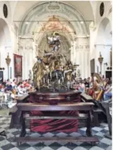  ??  ?? Chiesa del ‘600, statue lignee del ‘700, musica dell’800, orchestra e coro d’oggi: prove generali di concerto, una domenica pomeriggio, in Italia.