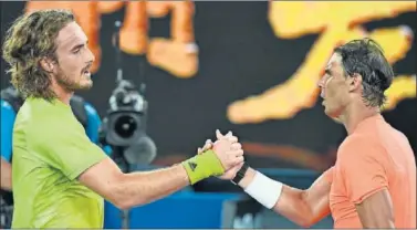  ??  ?? Stefanos Tsitsipas recibe la felicitaci­ón de Rafa Nadal al final del partido.