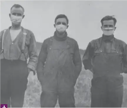  ?? Photo : Archive de la collection Winnipeg Tribune, Université du Manitoba ?? Fermiers portant des masques durant la pandémie de grippe de 1918. Seule photo conservée dans les collection­s de l’université du Manitoba.