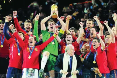  ?? ?? Iker Casillas levanta en Johanesbur­go la copa de campeón del mundo
EFE