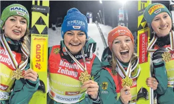  ?? FOTO: DPA ?? Premieren-Gold – Juliane Seyfarth, Carina Vogt, Katharina Althaus und Ramona Straub (v. li.) jubeln.