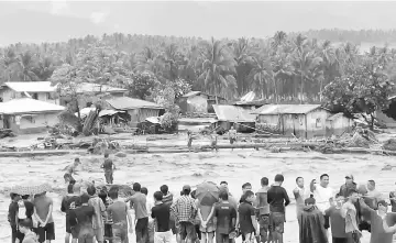  ??  ?? People attempt to rescue flood victims in Lanao Del Norte, Philippine­s, photo obtained from social media. — Reuters photo