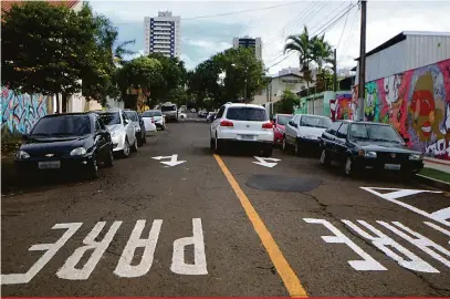  ?? Anderson Coelho ?? Serviço de readequaçã­o das placas e pinturas viárias é realizado pela CMTU