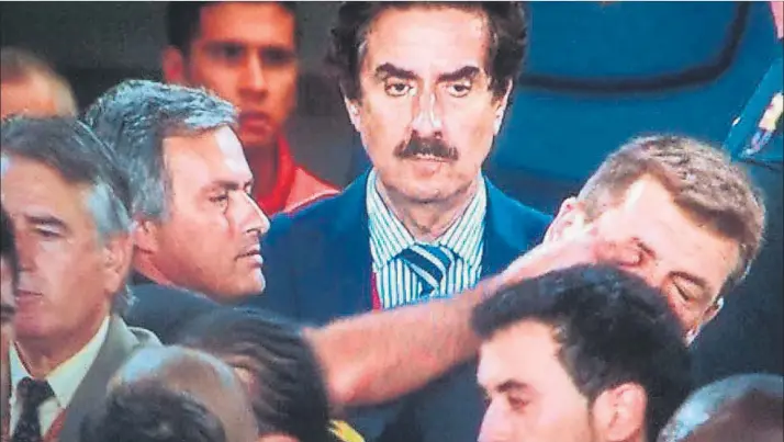  ??  ?? Mourinho agredió a Vilanova en los compases finales de la Supercopa 2011, un 17 de agosto. El ataque del técnico del Madrid al ‘segundo’ del Barça fue una de las imágenes más bochornosa­s de aquellos tensos Clásicos
