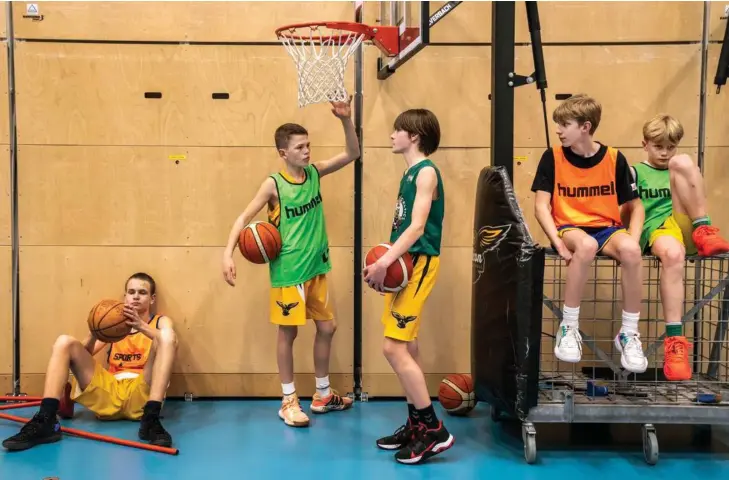  ?? ?? Over hele landet har foreninger taget imod enkelte eller større grupper af ukrainske børn og unge. Her ses Roman Sherstiuk på 12 år (nr. to fra venstre), der nu traener i basketball­klubben Falcon på Frederiksb­erg. Arkivfoto: Stine Bidstrup