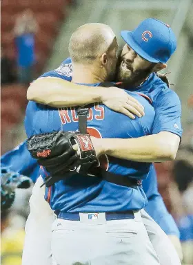  ??  ?? Jake Arrieta se abraza a su receptor David Ross luego de que completara anoche un juego sin hits ni carreras ante Cincinnati.