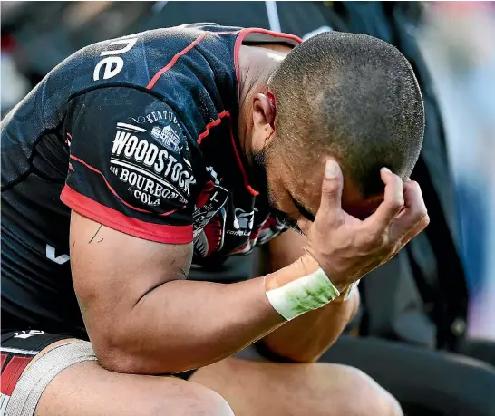  ?? PHOTO: GETTY IMAGES ?? The strain shows for Thomas Leuluai as the Warriors sink to defeat to the Tigers yesterday, effectivel­y ending their season.