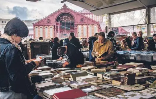  ?? INMA SAINZ DE BARANDA ?? A pesar de las obras y las mudanzas, el mercado del libro continúa registrand­o una buena asistencia de público