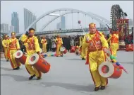  ?? SHEN WENDI / CHINA DAILY ?? Drummers from Wei Yonghong’s company perform at Water Cart Park in Lanzhou, Gansu province, during Spring Festival.
