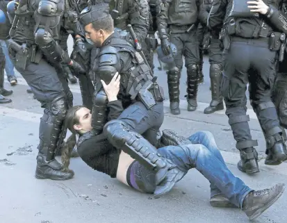  ?? YOLAN VALAT/EFE ?? Protestas frente al Grand Palais de París por la cumbre del clima