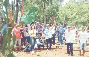  ??  ?? Integrante­s de la Federación Nacional Campesina (FNC) durante una asamblea departamen­tal que hicieron el viernes a la tarde en zonas de Guahory, Dpto. de Caaguazú.