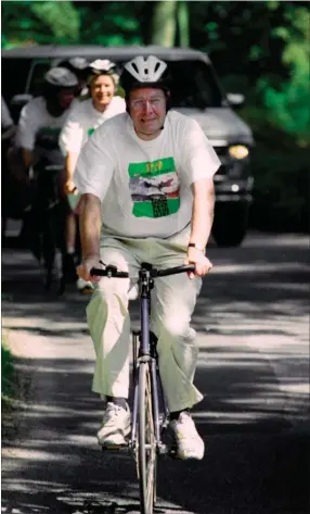  ??  ?? Davaerende statsminis­ter Poul Nyrup Rasmussen med cykelhjelm i 1995 i et protestcyk­elløb mod franske atombombes­praengning­er.
Arkivfoto: Henning Bagger/Ritzau Scanpix