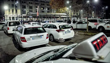  ?? (Furlan) ?? Nel parcheggio Centinaia di taxi fermi ieri sera in piazza Luigi di Savoia, sul lato della Centrale: assemblea della categoria e stop al servizio