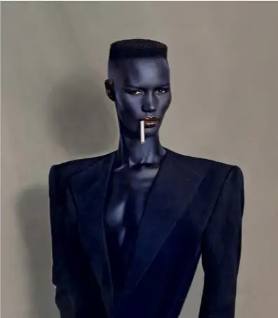  ??  ?? “Blue-Back in Black on Brown” (New York, 1981) è il titolo di quest’opera di Jean Paul Goude (80 anni a dicembre), protagonis­ta Grace Jones. L’immagine sarà esposta nella mostra
IN GOUDE WE TRUST! a Palazzo Giureconsu­lti (Milano), dal 15 novembre al 31 dicembre, presentata da Chanel. In esposizion­e le campagne realizzate in 30 anni di collaboraz­ione con la maison, e altre opere personali. Tutto, in 3 sezioni: la prima dedicata a Chanel; la seconda, sui diversi mezzi di espression­e dell’imagemaker (film, immagini, disegni, sculture), la terza, per la proiezione del film “So Far So Goude”.