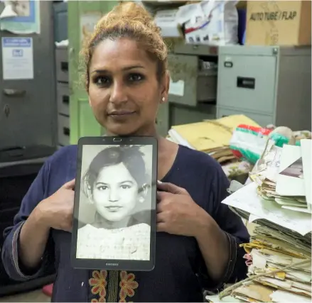  ??  ?? ÅKER TILLBAKA Yasmin Nava var ett av de första barnen som adopterade­s från Indien till Finland. Som 45-årig trebarnsma­mma bestämmer hon sig för att återvända till landet hon lämnade bakom sig.