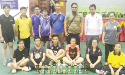  ??  ?? PENOLONG Kanan Kokurikulu­m, Cheah Teong Aik (4 kanan) bersama jurulatih dan pemain SMK Labuan yang muncul juara keseluruha­n Kejohanan Ping Pong MSSWPL 2017.