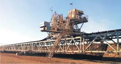  ??  ?? En 2012 implementa­ron en Chuquicama­ta la primera rotopala y apilador de minerales telecomand­ado del mundo.