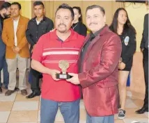  ?? /HÉCTOR RIVERA ?? CON SU maestro Pedro Benítez Sosa, Erick Rodríguez recibe el reconocimi­ento Imua Warriors