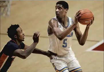  ?? Gregory Bull Associated Press ?? CHRIS SMITH of UCLA scored 17 of his 26 points after halftime against Pepperdine in a triple- overtime win.