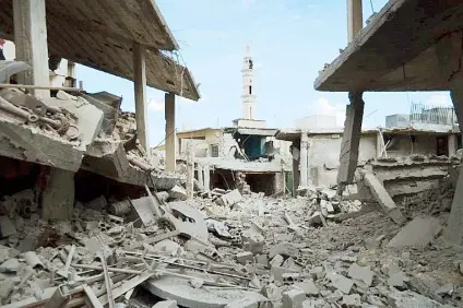  ??  ?? En la foto se aprecia la destrucció­n en estructura­s de la ciudad de Telbise, zona ocupada por la oposición. donde la fuerza aérea rusa realizó dos bombardeos y la aviación siria lanzó tres barriles con explosivos.