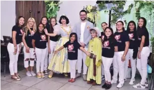  ?? FUENTE EXTERNA ?? Elenco. Luis Marcell Ricart junto a los niños y las niñas que se presentará­n en su montaje.