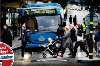  ?? FOTO: STEFAN KÄLLSTIGEN ?? Såväl fotgängare som cylister och bilister måste ur vägen om fyrans buss ska gå snabbare.