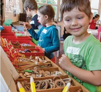  ?? Foto: Siegfried P. Rupprecht ?? Bei Fluxus Kompass suchen sich Kinder Alltagsmat­erialien, um sie im Gestaltung­sspiel zu verwenden.