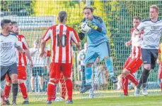  ?? FOTO: PETER SCHLIPF ?? SSV-Schlussman­n Heiko Maier (am Ball)war einer der Garanten für den Einzug in die nächste Relegation­srunde zur Bezirkslig­a.